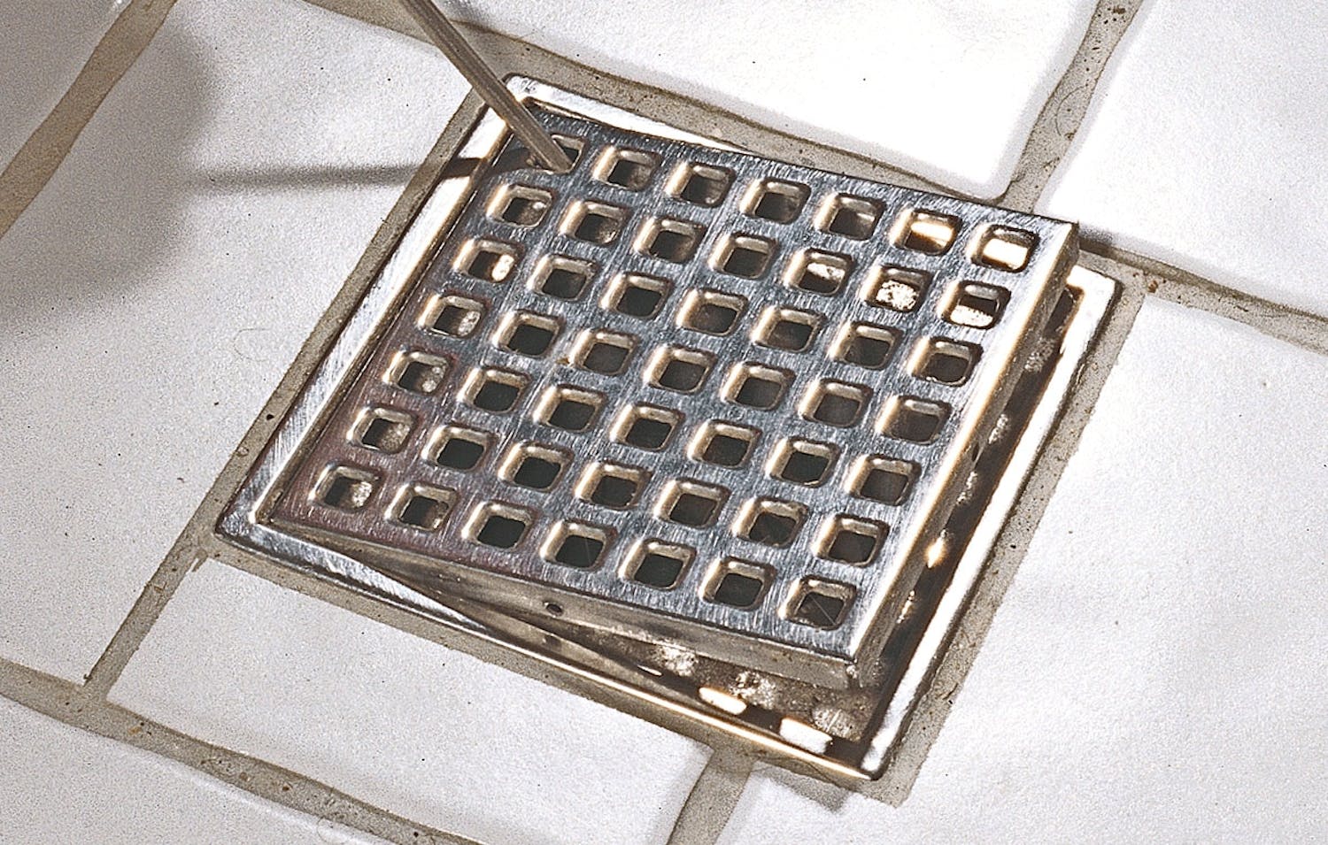 Et gulvsluk skal være absolutt tett. Derfor skal du ikke forhøye det selv. Vann under flisene på badet